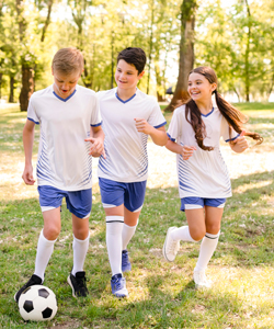 enfants-portant-des-semelles-orthopediques-pour-jouer-au-foot